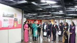 关于胡志明主席专题展在日本福冈市开展。（图片来源：越通社）
