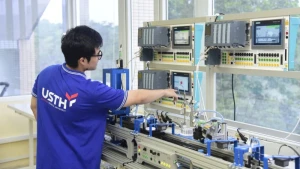 河内科技大学的学生在实验室中进行实践操作。