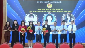 参加2025年国际科学与工程大奖赛的越南国家代表队见面会。