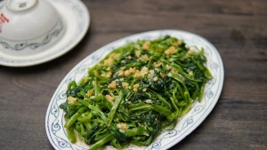 蒜蓉炒空心菜。