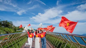在4月30日至5月1日期间前往岘港的游客将获赠印有金星红旗的T恤衫，以欢庆国家同乐日。
