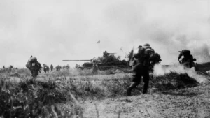 附图：1975年4月29日上午，第320师的坦克和步兵部队攻占了同俞（Đồng Dù）基地（古芝），打开了西贡西北部的钢铁大门，使我军得以纵深进攻，攻占了新山一机场和西贡傀儡政权总参谋部。 （图片来源：越通社）