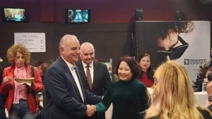 越南驻希腊大使范氏秋香和希腊官员参加越南电影周。