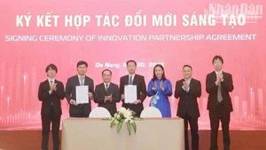 各单位之间的创新合作签约仪式。
