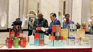 越南驻马来西亚大使馆商务参赞黎富强介绍越南的产品。（图片来源：越通社）