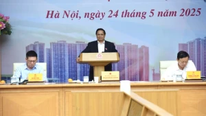 政府总理范明正在会上发表讲话。
