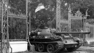 1975年4月30日中午，第2军团第304师装甲第203旅的坦克驶入独立宫。（图片来源：陈梅享/越通社） 
