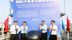 芒街市与东兴市领导共同按下启动按钮，正式开启了越中边境河流旅游体验项目。
