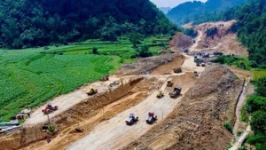 同登（谅山）—茶岭（高平）高速公路施工现场。（图片来源：越通社）