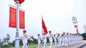 上午6时整，决胜军旗护卫队执行神圣的升旗仪式程序。