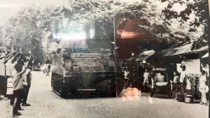 我军和平顺人民热烈涌上街头庆祝家乡解放。（资料图：平顺省军事指挥部）