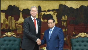 政府总理范明正与美国Excelerate Energy集团董事长兼首席执行官史蒂文•科博斯亲切握手。