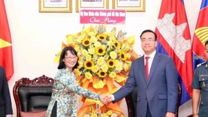 胡志明市人民委员会副主席陈氏妙翠向柬埔寨驻胡志明市总领事馆赠送鲜花。（图片来源：越通社）