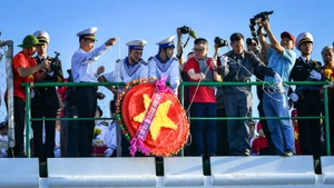 由全国各新闻媒体机构100名领导和记者组成的越南新闻工作者协会工作代表团在探访长沙群岛军民的海程途中，抵达了鬼鹿礁（Gạc Ma）、孤伶礁（Cô Lin）和带刀礁（Len Đao）。