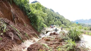 由于强降雨引发山体滑坡，造成交通安全隐患。（图片来源：越通社）