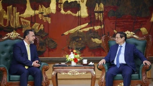 政府总理范明正会见阿曼投资局副主席阿尔·哈蒂 。（图片来源：越通社）