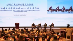 与会代表在开幕式上参加题为“世界变局下的亚洲”的对谈。