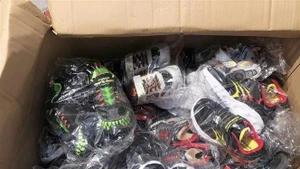 被检查的鞋类产品。（图片来源：越通社）