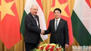越南国家主席梁强与匈牙利总统舒尤克·道玛什合影。