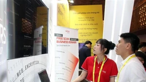 各位代表参观展览会。（图片来源：越通社）