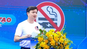 胡志明共青团中央书记处书记阮明哲在集会上发表讲话。（图片来源：前锋报）