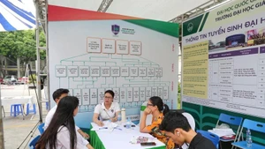 河内国家大学高中阶段人才孵化项目的招生活动。（图片来源：越通社）
