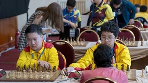 越南棋手阮南杰〈左〉在2025年世界青少年国际象棋快棋和超快棋锦标赛中表现十分出色。