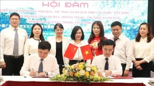 高平省文化体育与旅游厅与中国广西百色市文化广电体育和旅游局领导签署合作备忘录。（图片来源：越通社） 
