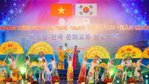越韩文艺交流活动在庆和省举行。