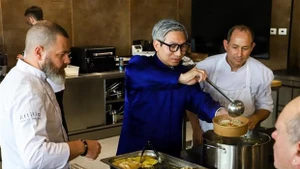 越南驻以色列大使李德忠与阿提里奥烹饪技工学校厨师共同做鸡肉河粉。（图片来源：越通社）