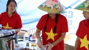 南非越南河粉日 向非洲朋友推广越南美食。（图片来源：越通社）