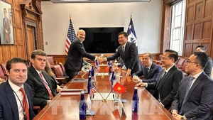 越南工贸部部长阮鸿延与美国商务部部长霍华德·卢特尼克座谈。