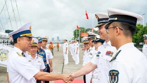 韩峰大校为阮廷讲大校和越南人民海军工作代表团送行。（图片来源：人民军队报）