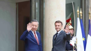 当地时间2024年10月7日上午，法国总统埃马纽埃尔·马克龙举行隆重仪式，欢迎越共中央总书记、国家主席苏林访法。(阮宏 摄）