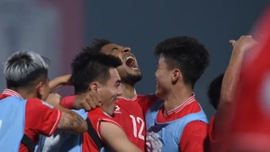 阮春山继续持续保持最佳状态，帮助越南队首回合2-1领先。（陈海 摄）
