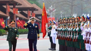 越南国防部部长潘文江大将同中国国防部部长董军上将检阅仪仗队。（图片来源：青年报）
