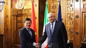 越南司法部副部长梅良魁会见意大利司法部长卡洛·诺迪奥。
