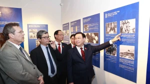 国会主席王廷惠参观题为“胡志明 ：一个人的肖象”图片展。（图片来源：VOV）