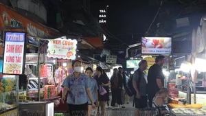 附图：一条美食街。