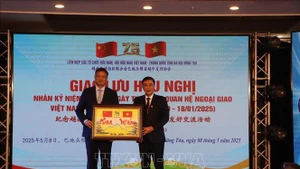 巴地头顿省越中友好协会会长黄文名向中国驻胡志明市总领事魏华祥赠送纪念品。（图片来源：越通社）