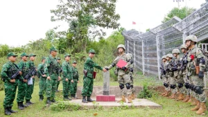 越南奠边省边防指挥部与中国云南省蒙自市边防部队开展2025年边境巡逻踏查活动。（图片来源：越通社）
