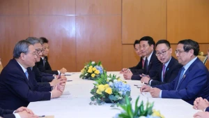 越南政府总理范明正与中国国务院总理李强举行会谈。