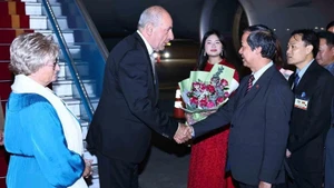 越南教育培训部部长阮金山在内排国际机场迎接匈牙利总统苏廖克·塔马斯和夫人。