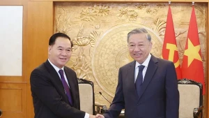苏林总书记会见老挝人民革命党中央办公厅主任通沙立。（图片来源：越通社）