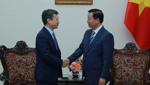 越南政府副总理陈红河会见中国土木工程集团有限公司总经理陈思昌。（图片来源：VGP）