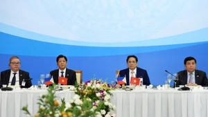 越南政府总理范明正和菲律宾总统马科斯会见两国企业【组图】