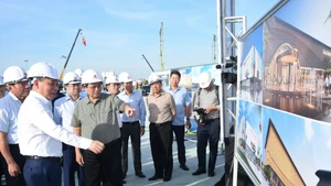 越南政府总理范明正对国家会展中心施工进度进行考察【组图】