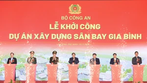 越南政府总理范明正出席嘉平机场建设项目动工仪式。