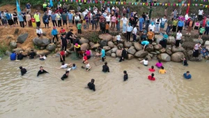 自古以来，泰族人民的生活始终依托于这些河流溪流。（图为：民众参加溪流捕鱼比赛）