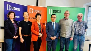 越南驻奥地利大使武黎太黄与维也纳农业大学代表合影。（越南驻奥地利大使馆供图）
